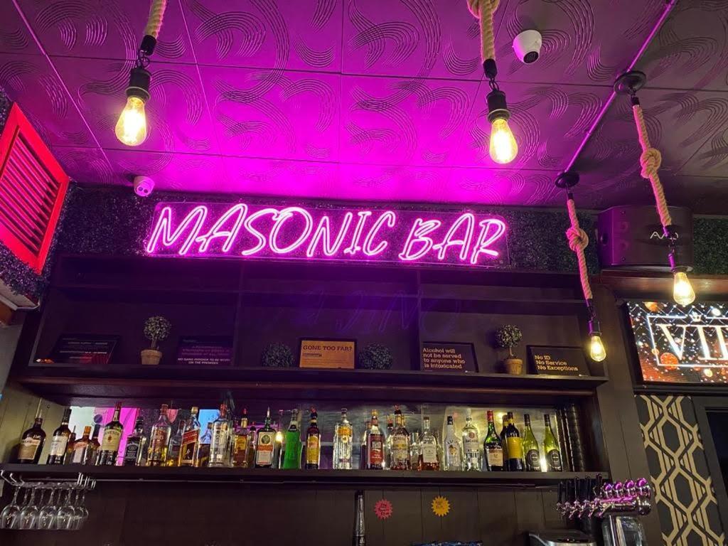 Masonic Hotel Waitara Экстерьер фото