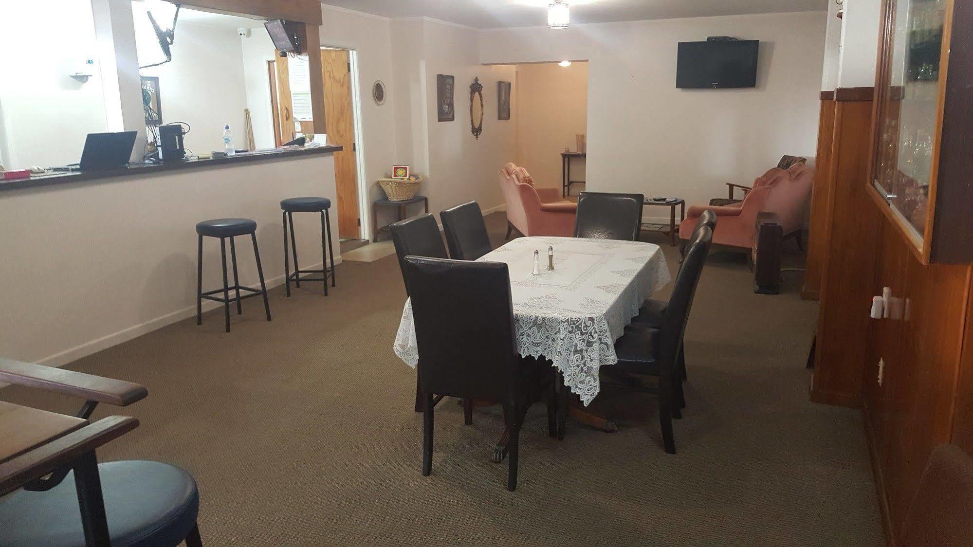Masonic Hotel Waitara Экстерьер фото